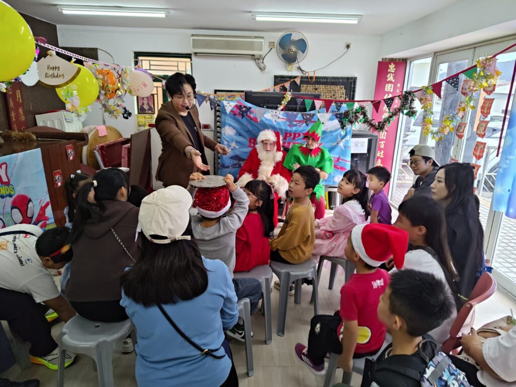 Mystic 創辦人 Vinci Tang 第一次接觸魔術，是在小學。不是什麼隆重的啟蒙課，也不是誰把他帶進門；而是電視裡那些讓人看不懂卻又忍不住盯著看的畫面。那時候他也試過照著學，甚至邊看邊猜步驟，但「看懂」和「做得到」差很遠。魔術不像考試，抄答案不會得分；你得靠手、靠節奏、靠一次次失敗，把技巧磨成肌肉記憶。有一次校園活動中，他在那裡買到一本教魔術的書。書帶回家後，卻長時間放在一旁沒翻。多年後回頭看，那本書像一個埋伏很久的伏筆：它不急著改變你，但會在某個時間點，等你準備好再出現。