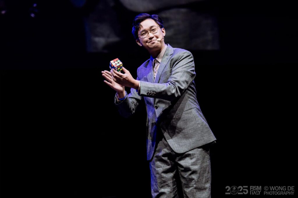 Mystic 創辦人 Vinci Tang 第一次接觸魔術，是在小學。不是什麼隆重的啟蒙課，也不是誰把他帶進門；而是電視裡那些讓人看不懂卻又忍不住盯著看的畫面。那時候他也試過照著學，甚至邊看邊猜步驟，但「看懂」和「做得到」差很遠。魔術不像考試，抄答案不會得分；你得靠手、靠節奏、靠一次次失敗，把技巧磨成肌肉記憶。有一次校園活動中，他在那裡買到一本教魔術的書。書帶回家後，卻長時間放在一旁沒翻。多年後回頭看，那本書像一個埋伏很久的伏筆：它不急著改變你，但會在某個時間點，等你準備好再出現。