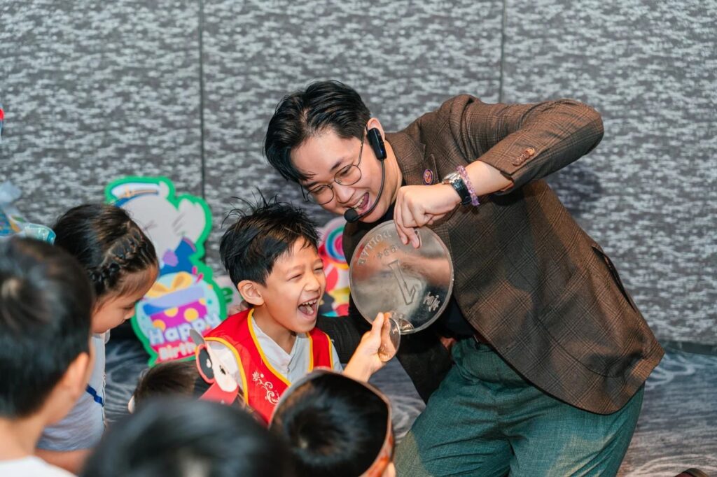 Mystic 創辦人 Vinci Tang 第一次接觸魔術，是在小學。不是什麼隆重的啟蒙課，也不是誰把他帶進門；而是電視裡那些讓人看不懂卻又忍不住盯著看的畫面。那時候他也試過照著學，甚至邊看邊猜步驟，但「看懂」和「做得到」差很遠。魔術不像考試，抄答案不會得分；你得靠手、靠節奏、靠一次次失敗，把技巧磨成肌肉記憶。有一次校園活動中，他在那裡買到一本教魔術的書。書帶回家後，卻長時間放在一旁沒翻。多年後回頭看，那本書像一個埋伏很久的伏筆：它不急著改變你，但會在某個時間點，等你準備好再出現。