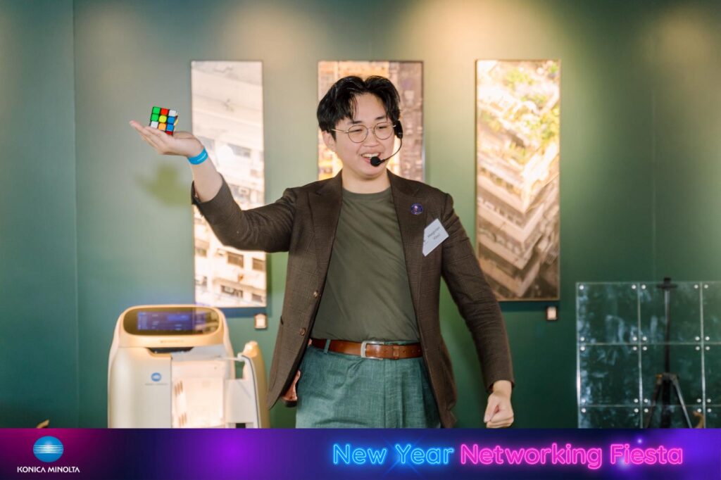 Mystic 創辦人 Vinci Tang 第一次接觸魔術，是在小學。不是什麼隆重的啟蒙課，也不是誰把他帶進門；而是電視裡那些讓人看不懂卻又忍不住盯著看的畫面。那時候他也試過照著學，甚至邊看邊猜步驟，但「看懂」和「做得到」差很遠。魔術不像考試，抄答案不會得分；你得靠手、靠節奏、靠一次次失敗，把技巧磨成肌肉記憶。有一次校園活動中，他在那裡買到一本教魔術的書。書帶回家後，卻長時間放在一旁沒翻。多年後回頭看，那本書像一個埋伏很久的伏筆：它不急著改變你，但會在某個時間點，等你準備好再出現。