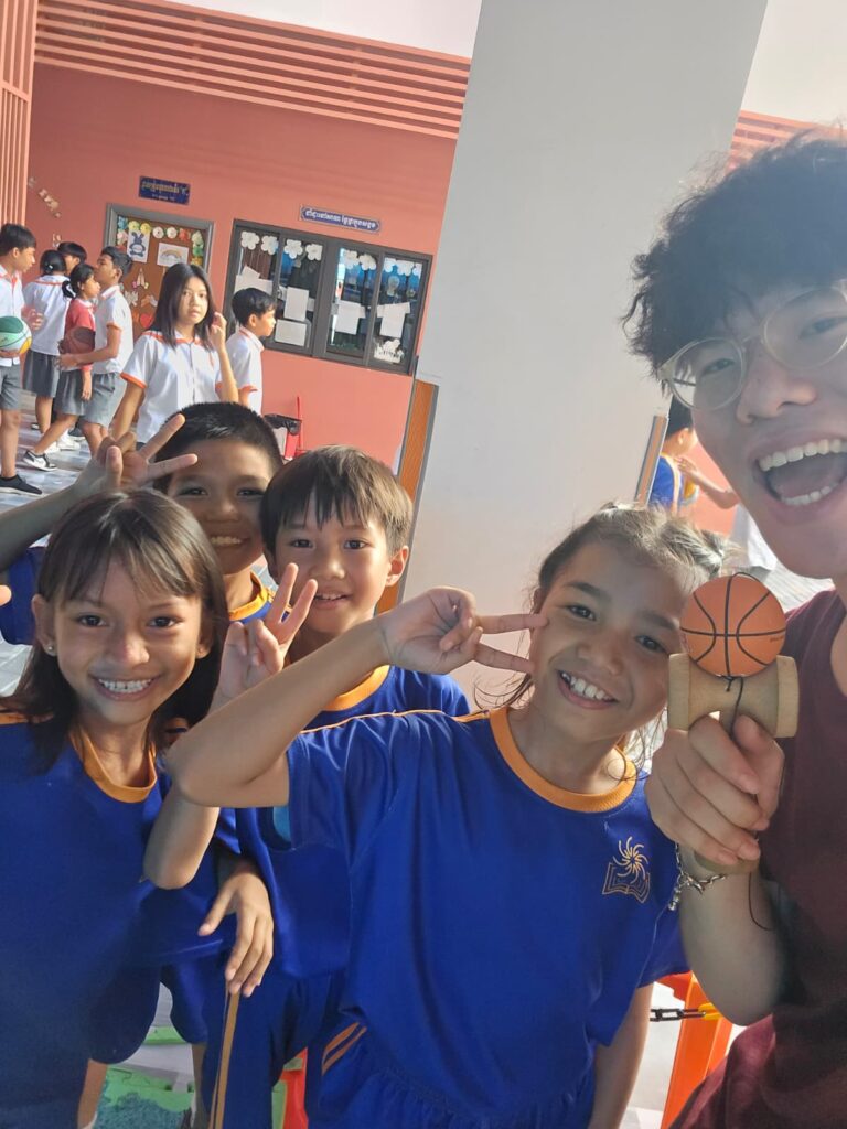 香港花式劍球協會教練 錢梓韜（阿韜）今年二十一歲，也是香港劍球代表成員，同時也是走進校園與社區的教練。和不少人想像的「成功故事」不同，他最想談的，不是自己有多厲害，而是：一個人如何在不被看好的起點裡，慢慢找回自信，並把這份力量傳遞給下一個人。他相信，真正能打動人的，從來不是把自己說得多偉大；而是把一路走來的經歷坦誠分享。當聽的人在故事裡看到「我也曾經這樣」，那份共鳴就會變成前進的勇氣。