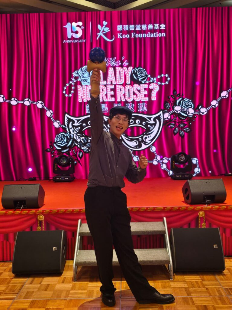 香港花式劍球協會教練 錢梓韜（阿韜）今年二十一歲，也是香港劍球代表成員，同時也是走進校園與社區的教練。和不少人想像的「成功故事」不同，他最想談的，不是自己有多厲害，而是：一個人如何在不被看好的起點裡，慢慢找回自信，並把這份力量傳遞給下一個人。他相信，真正能打動人的，從來不是把自己說得多偉大；而是把一路走來的經歷坦誠分享。當聽的人在故事裡看到「我也曾經這樣」，那份共鳴就會變成前進的勇氣。