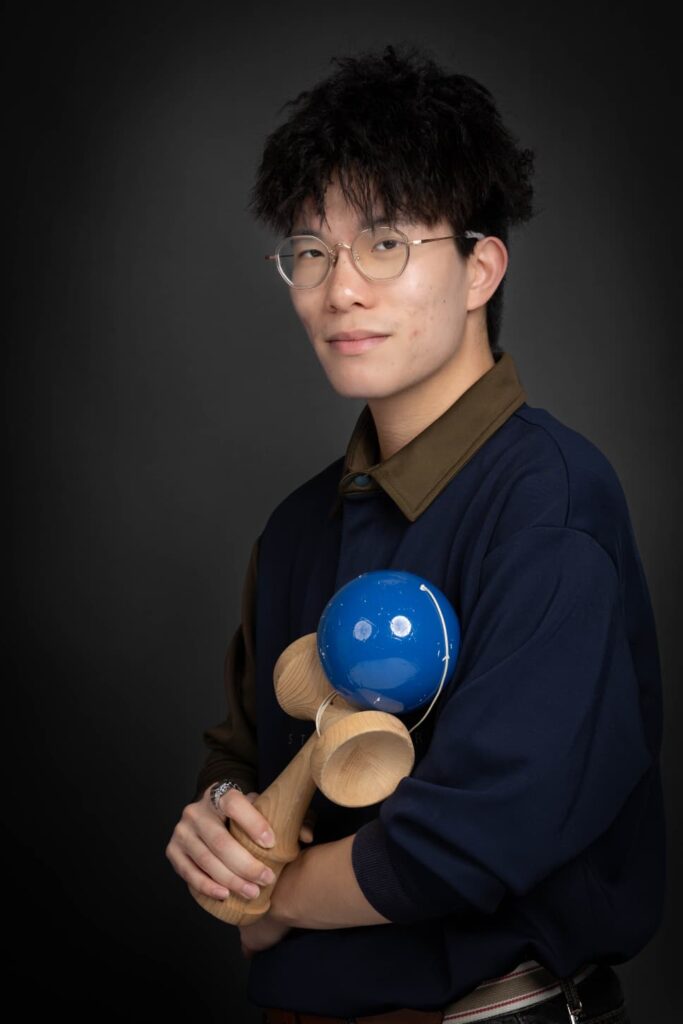 香港花式劍球協會教練 錢梓韜（阿韜）今年二十一歲，也是香港劍球代表成員，同時也是走進校園與社區的教練。和不少人想像的「成功故事」不同，他最想談的，不是自己有多厲害，而是：一個人如何在不被看好的起點裡，慢慢找回自信，並把這份力量傳遞給下一個人。他相信，真正能打動人的，從來不是把自己說得多偉大；而是把一路走來的經歷坦誠分享。當聽的人在故事裡看到「我也曾經這樣」，那份共鳴就會變成前進的勇氣。