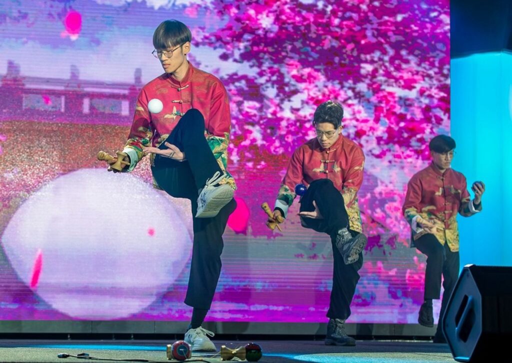 香港花式劍球協會教練 錢梓韜（阿韜）今年二十一歲，也是香港劍球代表成員，同時也是走進校園與社區的教練。和不少人想像的「成功故事」不同，他最想談的，不是自己有多厲害，而是：一個人如何在不被看好的起點裡，慢慢找回自信，並把這份力量傳遞給下一個人。他相信，真正能打動人的，從來不是把自己說得多偉大；而是把一路走來的經歷坦誠分享。當聽的人在故事裡看到「我也曾經這樣」，那份共鳴就會變成前進的勇氣。