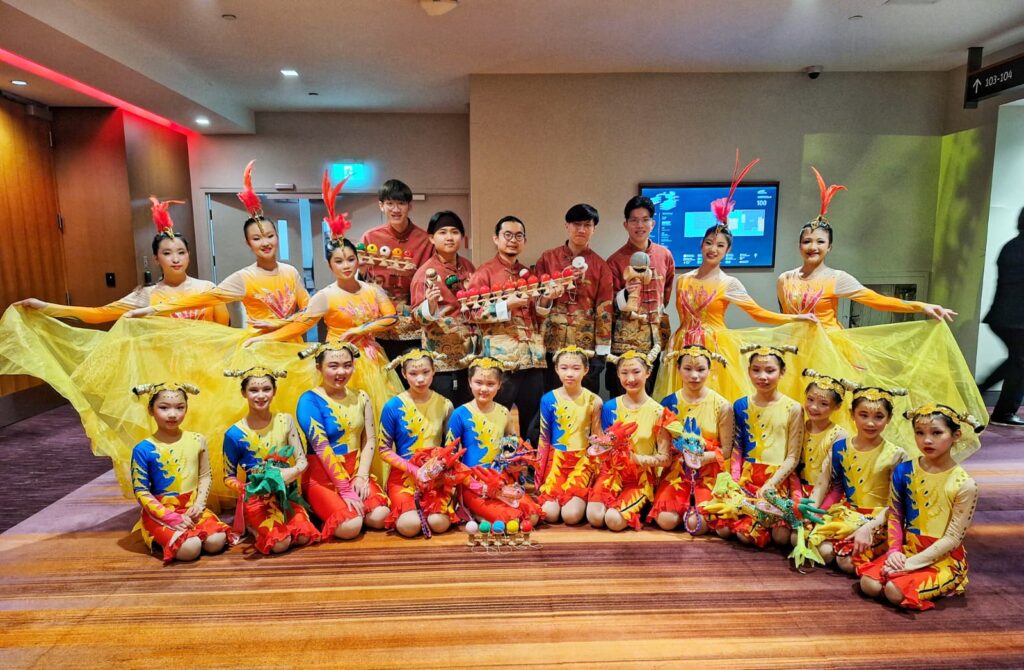 香港花式劍球協會教練 錢梓韜（阿韜）今年二十一歲，也是香港劍球代表成員，同時也是走進校園與社區的教練。和不少人想像的「成功故事」不同，他最想談的，不是自己有多厲害，而是：一個人如何在不被看好的起點裡，慢慢找回自信，並把這份力量傳遞給下一個人。他相信，真正能打動人的，從來不是把自己說得多偉大；而是把一路走來的經歷坦誠分享。當聽的人在故事裡看到「我也曾經這樣」，那份共鳴就會變成前進的勇氣。