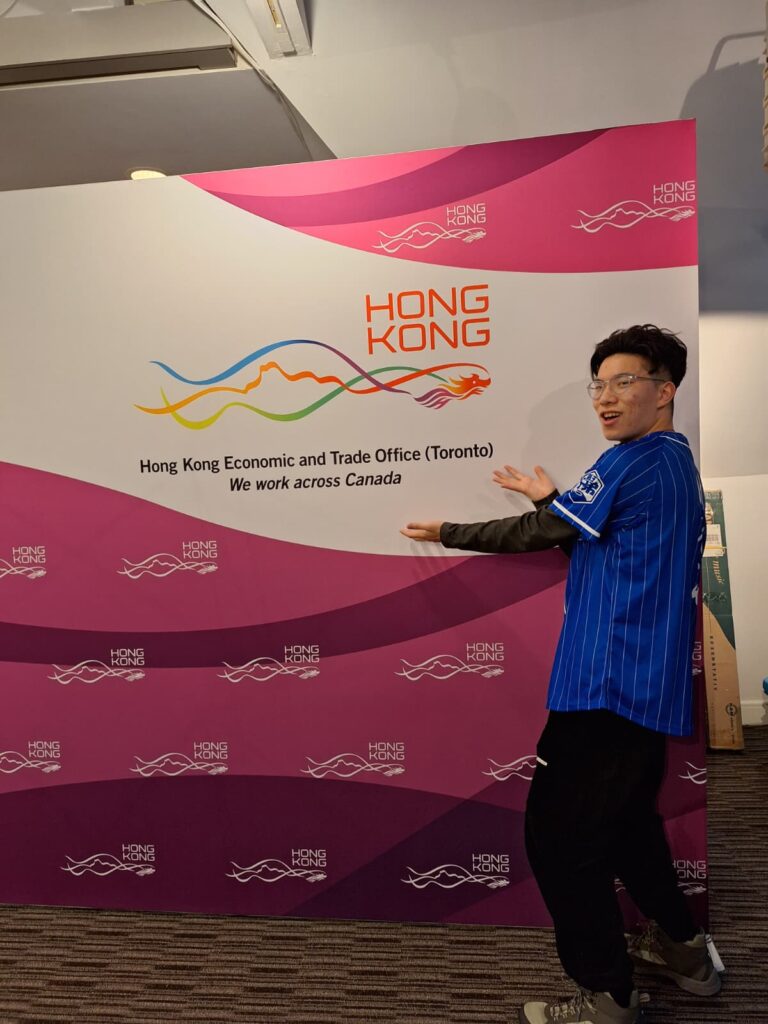 香港花式劍球協會教練 錢梓韜（阿韜）今年二十一歲，也是香港劍球代表成員，同時也是走進校園與社區的教練。和不少人想像的「成功故事」不同，他最想談的，不是自己有多厲害，而是：一個人如何在不被看好的起點裡，慢慢找回自信，並把這份力量傳遞給下一個人。他相信，真正能打動人的，從來不是把自己說得多偉大；而是把一路走來的經歷坦誠分享。當聽的人在故事裡看到「我也曾經這樣」，那份共鳴就會變成前進的勇氣。