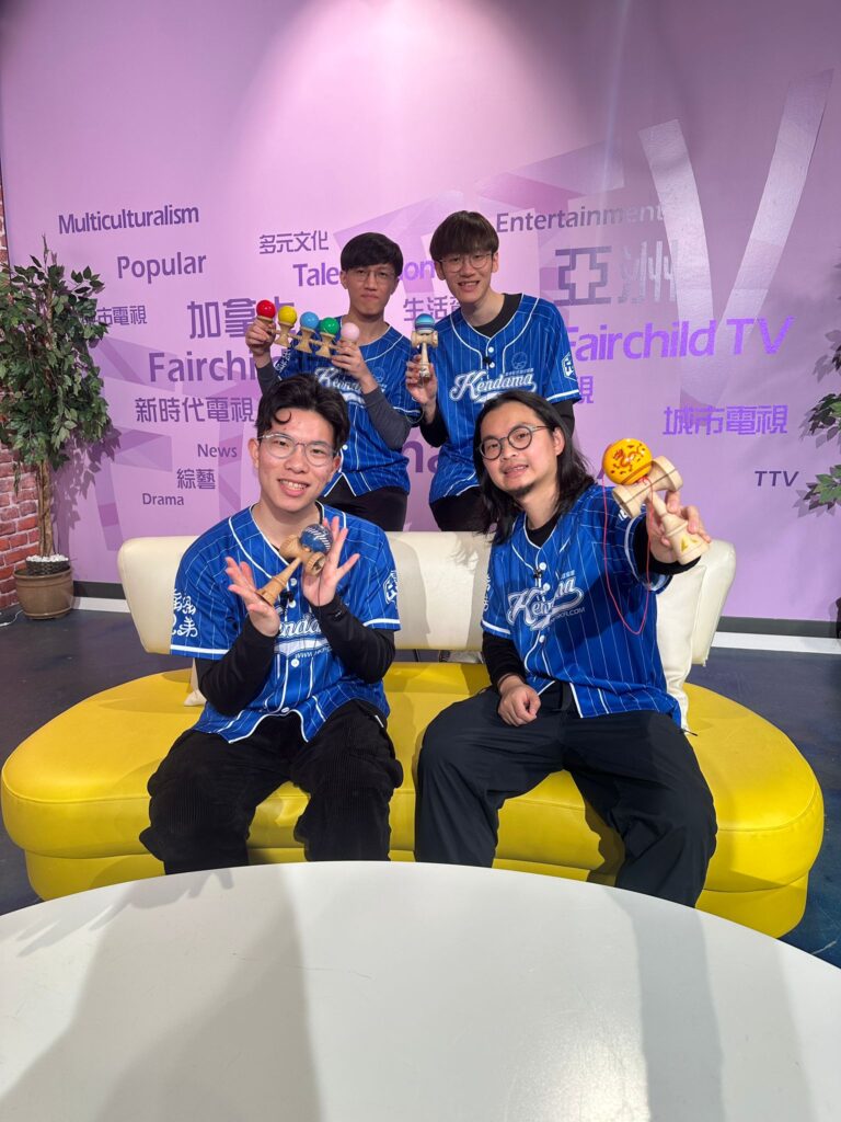 香港花式劍球協會教練 錢梓韜（阿韜）今年二十一歲，也是香港劍球代表成員，同時也是走進校園與社區的教練。和不少人想像的「成功故事」不同，他最想談的，不是自己有多厲害，而是：一個人如何在不被看好的起點裡，慢慢找回自信，並把這份力量傳遞給下一個人。他相信，真正能打動人的，從來不是把自己說得多偉大；而是把一路走來的經歷坦誠分享。當聽的人在故事裡看到「我也曾經這樣」，那份共鳴就會變成前進的勇氣。