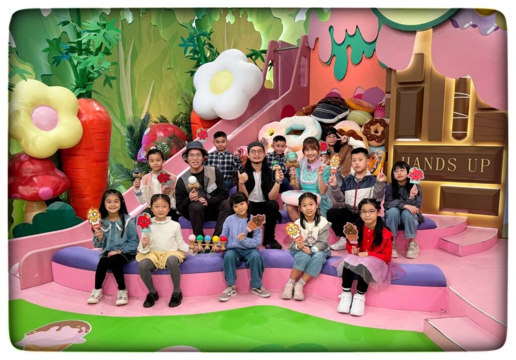 香港花式劍球協會教練 錢梓韜（阿韜）今年二十一歲，也是香港劍球代表成員，同時也是走進校園與社區的教練。和不少人想像的「成功故事」不同，他最想談的，不是自己有多厲害，而是：一個人如何在不被看好的起點裡，慢慢找回自信，並把這份力量傳遞給下一個人。他相信，真正能打動人的，從來不是把自己說得多偉大；而是把一路走來的經歷坦誠分享。當聽的人在故事裡看到「我也曾經這樣」，那份共鳴就會變成前進的勇氣。