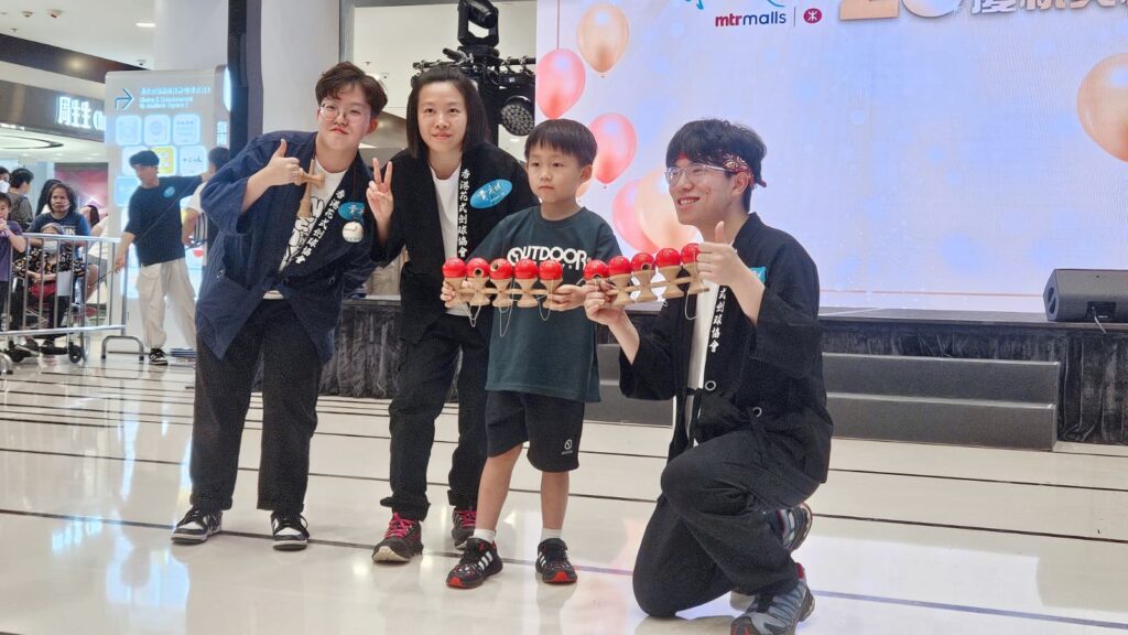 香港花式劍球協會教練 錢梓韜（阿韜）今年二十一歲，也是香港劍球代表成員，同時也是走進校園與社區的教練。和不少人想像的「成功故事」不同，他最想談的，不是自己有多厲害，而是：一個人如何在不被看好的起點裡，慢慢找回自信，並把這份力量傳遞給下一個人。他相信，真正能打動人的，從來不是把自己說得多偉大；而是把一路走來的經歷坦誠分享。當聽的人在故事裡看到「我也曾經這樣」，那份共鳴就會變成前進的勇氣。