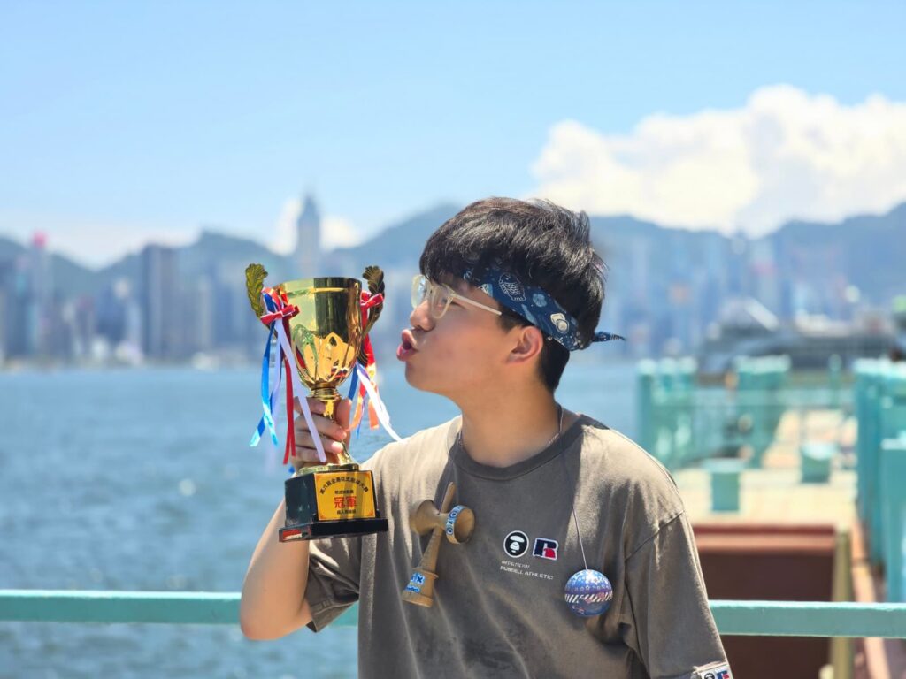 香港花式劍球協會教練 錢梓韜（阿韜）今年二十一歲，也是香港劍球代表成員，同時也是走進校園與社區的教練。和不少人想像的「成功故事」不同，他最想談的，不是自己有多厲害，而是：一個人如何在不被看好的起點裡，慢慢找回自信，並把這份力量傳遞給下一個人。他相信，真正能打動人的，從來不是把自己說得多偉大；而是把一路走來的經歷坦誠分享。當聽的人在故事裡看到「我也曾經這樣」，那份共鳴就會變成前進的勇氣。