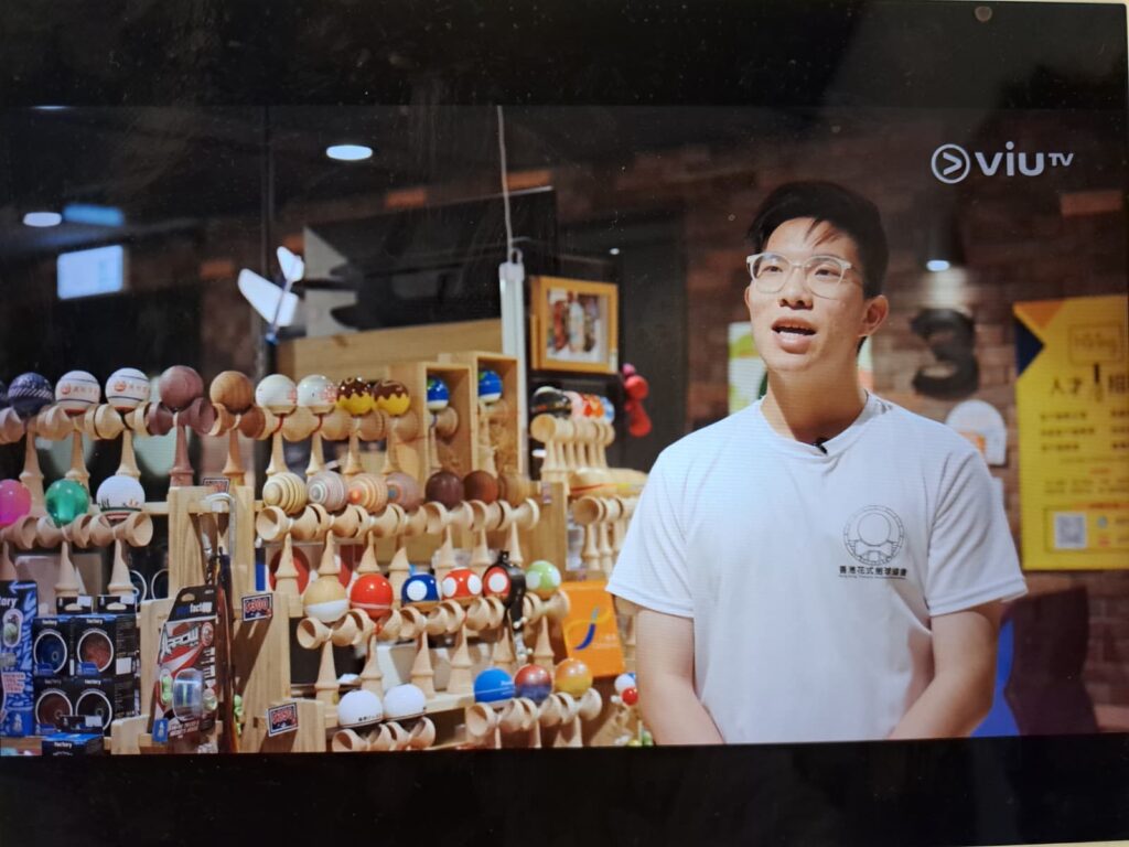 香港花式劍球協會教練 錢梓韜（阿韜）今年二十一歲，也是香港劍球代表成員，同時也是走進校園與社區的教練。和不少人想像的「成功故事」不同，他最想談的，不是自己有多厲害，而是：一個人如何在不被看好的起點裡，慢慢找回自信，並把這份力量傳遞給下一個人。他相信，真正能打動人的，從來不是把自己說得多偉大；而是把一路走來的經歷坦誠分享。當聽的人在故事裡看到「我也曾經這樣」，那份共鳴就會變成前進的勇氣。