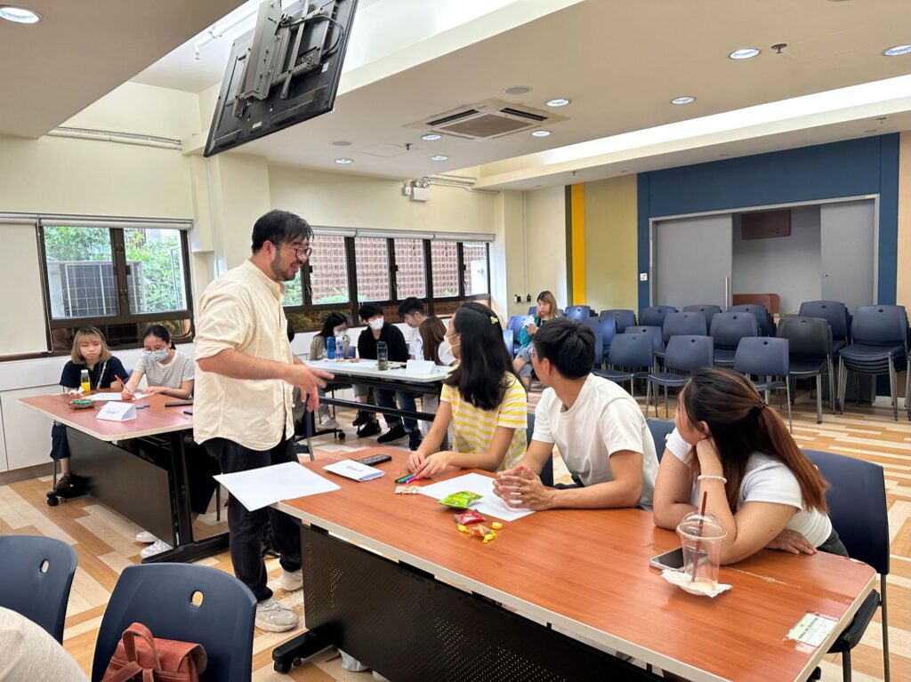 在社交媒體的節奏裡，很多故事來得快、走得更快；但有些經歷其實一直留在心底，影響我們如何選擇、如何與人相處、甚至如何想像自己的未來。陳東怡Tiger參與推動《人生．待續｜Next Life Chapter》AI短片創作比賽，正是想把「被忽略的內在故事」重新帶回人們的視線，尤其是18至30歲、正站在人生轉彎位的一群。他不是用說教的方式，而是用一個更貼近時代的入口：AI影像工具。讓每個人都可以把自己的故事做成一段一至三分鐘的短片，把回望變成整理，把整理變成力量。