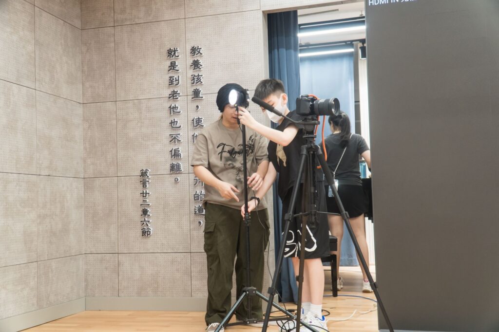 在社交媒體的節奏裡，很多故事來得快、走得更快；但有些經歷其實一直留在心底，影響我們如何選擇、如何與人相處、甚至如何想像自己的未來。陳東怡Tiger參與推動《人生．待續｜Next Life Chapter》AI短片創作比賽，正是想把「被忽略的內在故事」重新帶回人們的視線，尤其是18至30歲、正站在人生轉彎位的一群。他不是用說教的方式，而是用一個更貼近時代的入口：AI影像工具。讓每個人都可以把自己的故事做成一段一至三分鐘的短片，把回望變成整理，把整理變成力量。