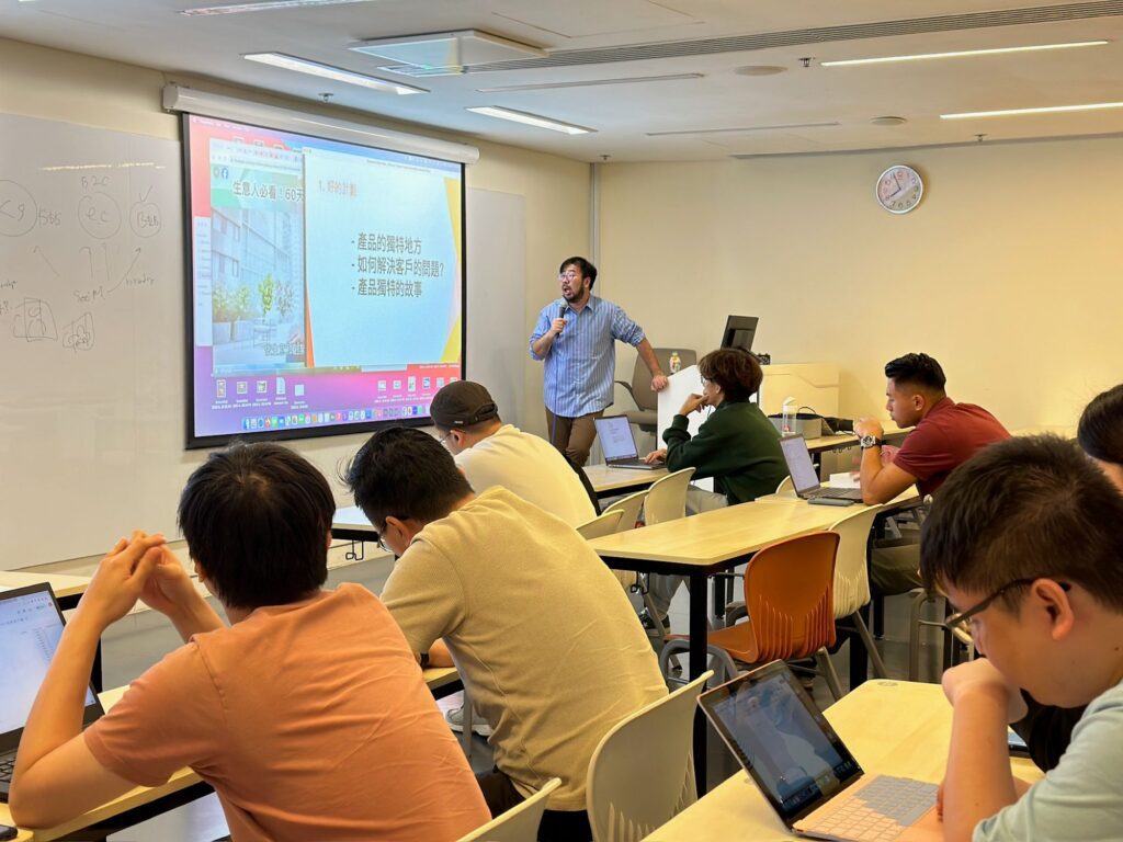 在社交媒體的節奏裡，很多故事來得快、走得更快；但有些經歷其實一直留在心底，影響我們如何選擇、如何與人相處、甚至如何想像自己的未來。陳東怡Tiger參與推動《人生．待續｜Next Life Chapter》AI短片創作比賽，正是想把「被忽略的內在故事」重新帶回人們的視線，尤其是18至30歲、正站在人生轉彎位的一群。他不是用說教的方式，而是用一個更貼近時代的入口：AI影像工具。讓每個人都可以把自己的故事做成一段一至三分鐘的短片，把回望變成整理，把整理變成力量。