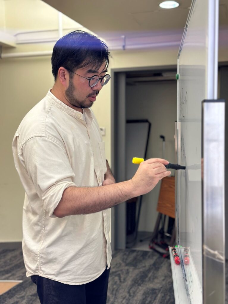 在社交媒體的節奏裡，很多故事來得快、走得更快；但有些經歷其實一直留在心底，影響我們如何選擇、如何與人相處、甚至如何想像自己的未來。陳東怡Tiger參與推動《人生．待續｜Next Life Chapter》AI短片創作比賽，正是想把「被忽略的內在故事」重新帶回人們的視線，尤其是18至30歲、正站在人生轉彎位的一群。他不是用說教的方式，而是用一個更貼近時代的入口：AI影像工具。讓每個人都可以把自己的故事做成一段一至三分鐘的短片，把回望變成整理，把整理變成力量。