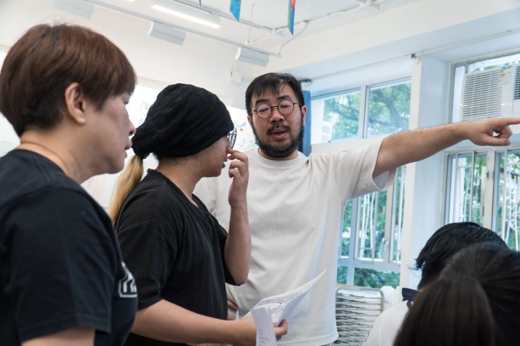 在社交媒體的節奏裡，很多故事來得快、走得更快；但有些經歷其實一直留在心底，影響我們如何選擇、如何與人相處、甚至如何想像自己的未來。陳東怡Tiger參與推動《人生．待續｜Next Life Chapter》AI短片創作比賽，正是想把「被忽略的內在故事」重新帶回人們的視線，尤其是18至30歲、正站在人生轉彎位的一群。他不是用說教的方式，而是用一個更貼近時代的入口：AI影像工具。讓每個人都可以把自己的故事做成一段一至三分鐘的短片，把回望變成整理，把整理變成力量。