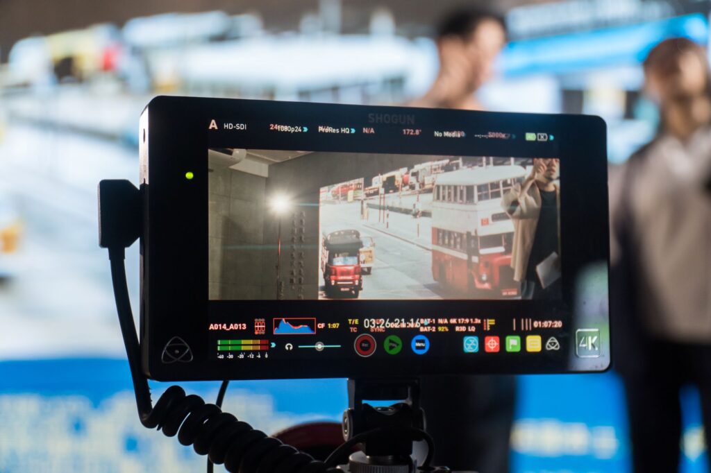 在社交媒體的節奏裡，很多故事來得快、走得更快；但有些經歷其實一直留在心底，影響我們如何選擇、如何與人相處、甚至如何想像自己的未來。陳東怡Tiger參與推動《人生．待續｜Next Life Chapter》AI短片創作比賽，正是想把「被忽略的內在故事」重新帶回人們的視線，尤其是18至30歲、正站在人生轉彎位的一群。他不是用說教的方式，而是用一個更貼近時代的入口：AI影像工具。讓每個人都可以把自己的故事做成一段一至三分鐘的短片，把回望變成整理，把整理變成力量。