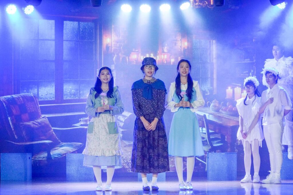 不是每一種學習都能在課室裡完成。有些能力，包括：自信、合作、承擔、面對壓力時的穩定，都需要一個更真實的場景，一群人為同一件事努力，彼此補位，然後在燈光亮起的一刻，把成果交給觀眾。鐘聲慈善社胡陳金枝中學多年來把音樂劇當作校園文化的一部分，並非為了「做一場表演」，而是刻意為學生創造一種獨特的成功感：讓他們在台前台後都能找到位置，感受到自己被需要、能做到、做得到。音樂劇也因此成為一種活動式學習——把語言、情感、價值觀與團隊精神，放進同一個具體而熱烈的練習場。