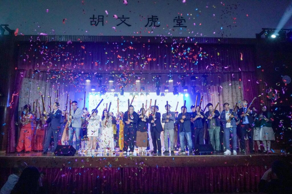 不是每一種學習都能在課室裡完成。有些能力，包括：自信、合作、承擔、面對壓力時的穩定，都需要一個更真實的場景，一群人為同一件事努力，彼此補位，然後在燈光亮起的一刻，把成果交給觀眾。鐘聲慈善社胡陳金枝中學多年來把音樂劇當作校園文化的一部分，並非為了「做一場表演」，而是刻意為學生創造一種獨特的成功感：讓他們在台前台後都能找到位置，感受到自己被需要、能做到、做得到。音樂劇也因此成為一種活動式學習——把語言、情感、價值觀與團隊精神，放進同一個具體而熱烈的練習場。