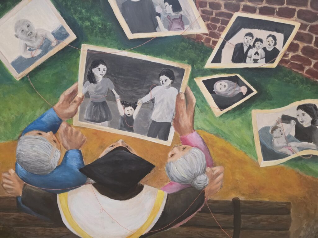 在嶺南鍾榮光博士紀念中學，一場以藝術為核心的校園聯展，近日把展覽、講座與創作體驗帶進校園日常。活動不以儀式感取勝，反而以「作品」與「人」作為主角：讓學生的創作被看見，也讓本地藝術家的作品在更貼近生活的場域與公眾相遇。由嶺南鍾榮光博士紀念中學主辦、香港教育大學文化與創意藝術學系協辦的「人人藝術‧本地名家作品聯展暨藝術創作體驗日」，以「藝術屬於大眾」為主軸，嘗試打破藝術只能在博物館或高消費場域中被接觸的既有想像，將欣賞與參與的門檻降低，讓中、小學生以至不同界別的市民，都能在生活半徑之內走近藝術。