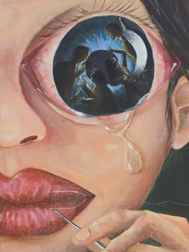 在嶺南鍾榮光博士紀念中學，一場以藝術為核心的校園聯展，近日把展覽、講座與創作體驗帶進校園日常。活動不以儀式感取勝，反而以「作品」與「人」作為主角：讓學生的創作被看見，也讓本地藝術家的作品在更貼近生活的場域與公眾相遇。由嶺南鍾榮光博士紀念中學主辦、香港教育大學文化與創意藝術學系協辦的「人人藝術‧本地名家作品聯展暨藝術創作體驗日」，以「藝術屬於大眾」為主軸，嘗試打破藝術只能在博物館或高消費場域中被接觸的既有想像，將欣賞與參與的門檻降低，讓中、小學生以至不同界別的市民，都能在生活半徑之內走近藝術。