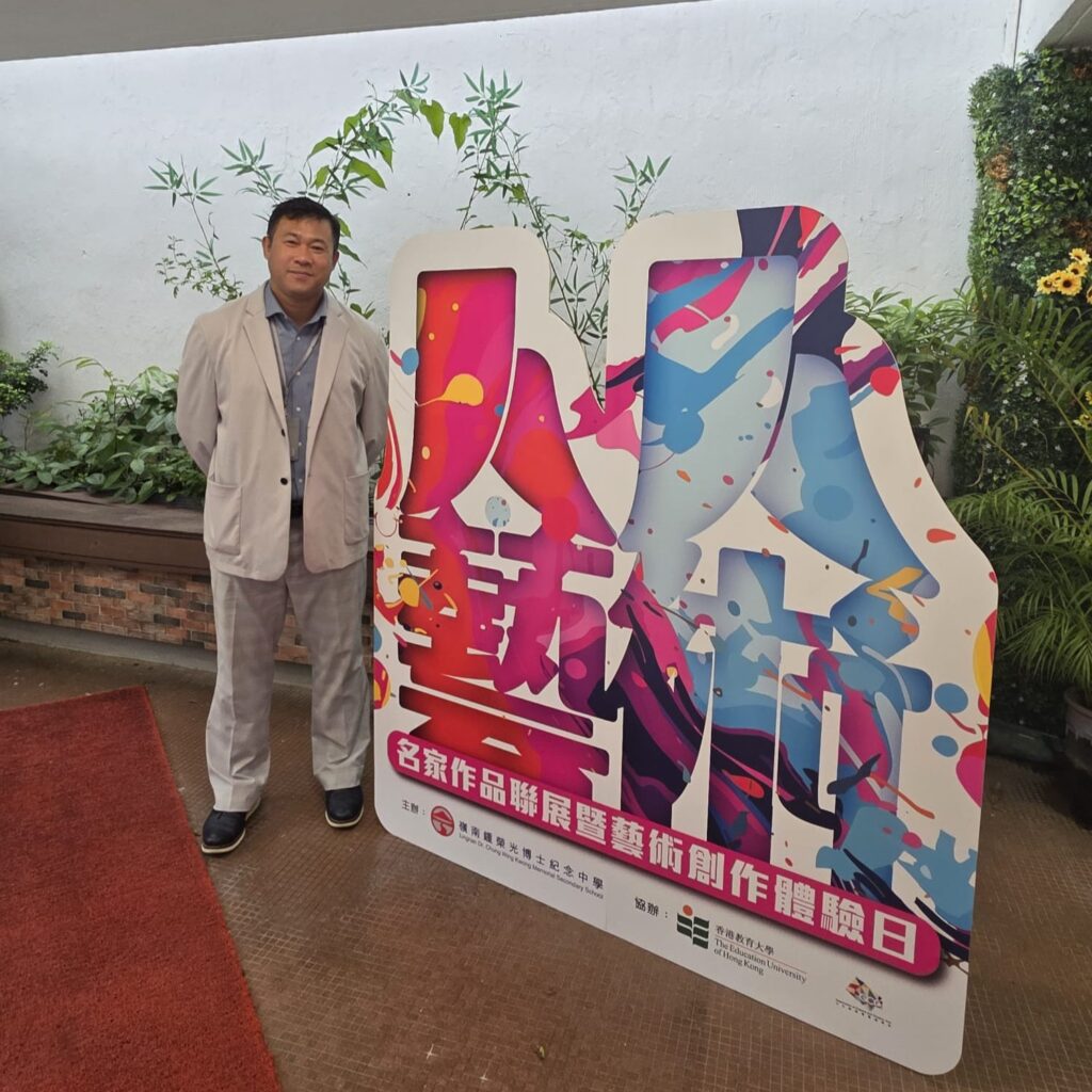 在嶺南鍾榮光博士紀念中學，一場以藝術為核心的校園聯展，近日把展覽、講座與創作體驗帶進校園日常。活動不以儀式感取勝，反而以「作品」與「人」作為主角：讓學生的創作被看見，也讓本地藝術家的作品在更貼近生活的場域與公眾相遇。由嶺南鍾榮光博士紀念中學主辦、香港教育大學文化與創意藝術學系協辦的「人人藝術‧本地名家作品聯展暨藝術創作體驗日」，以「藝術屬於大眾」為主軸，嘗試打破藝術只能在博物館或高消費場域中被接觸的既有想像，將欣賞與參與的門檻降低，讓中、小學生以至不同界別的市民，都能在生活半徑之內走近藝術。