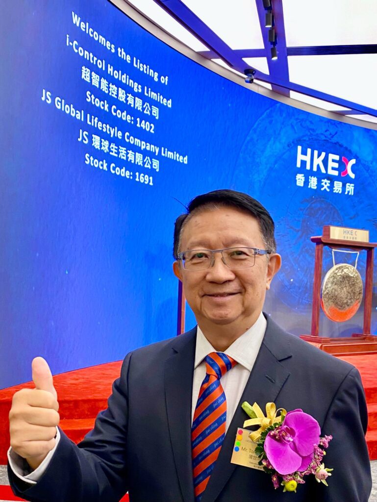 清晨去球場的路上，他順手停車，載了兩位步履不便的長者一程；那次偶遇，讓高錕慈善基金會董事｜唐世煌（Alan）與高錕教授夫婦結下緣分，這段緣分後來更延伸至獲邀出席瑞典的諾貝爾物理學獎頒獎典禮，也把他帶進一段延續多年的公益同行。