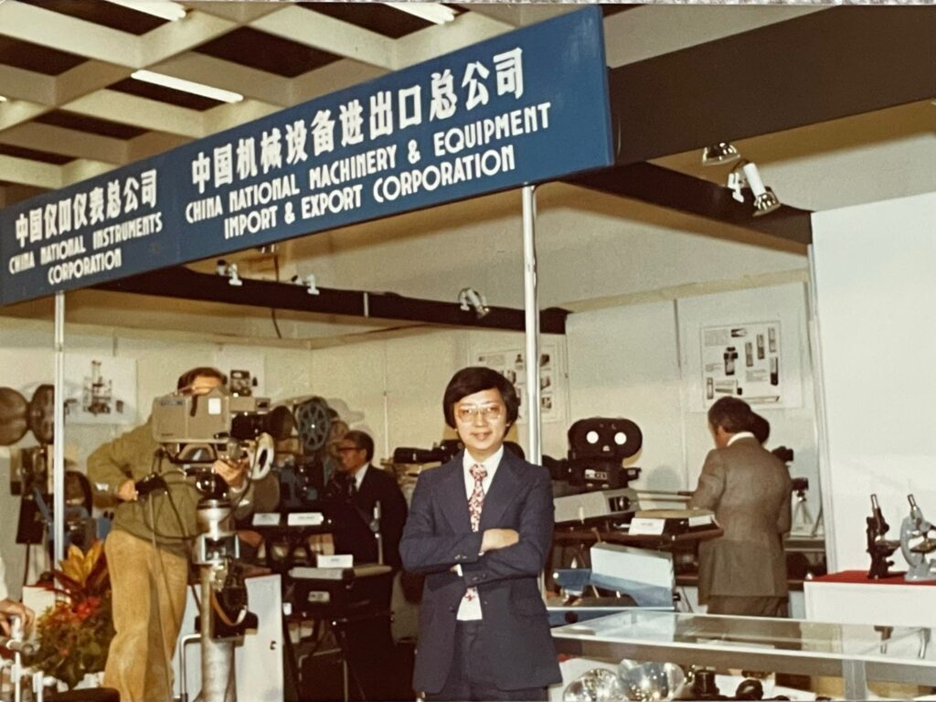 清晨去球場的路上，他順手停車，載了兩位步履不便的長者一程；那次偶遇，讓高錕慈善基金會董事｜唐世煌（Alan）與高錕教授夫婦結下緣分，這段緣分後來更延伸至獲邀出席瑞典的諾貝爾物理學獎頒獎典禮，也把他帶進一段延續多年的公益同行。