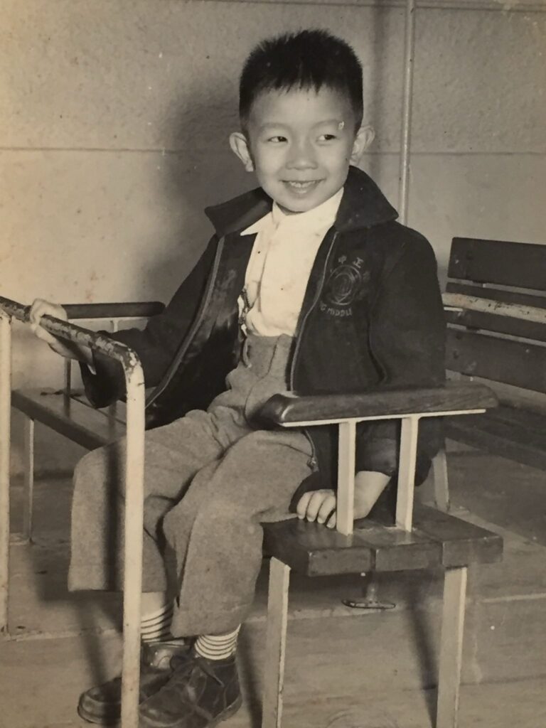 清晨去球場的路上，他順手停車，載了兩位步履不便的長者一程；那次偶遇，讓高錕慈善基金會董事｜唐世煌（Alan）與高錕教授夫婦結下緣分，這段緣分後來更延伸至獲邀出席瑞典的諾貝爾物理學獎頒獎典禮，也把他帶進一段延續多年的公益同行。