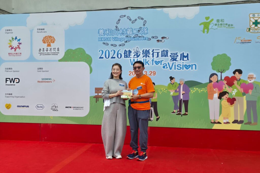 清晨去球場的路上，他順手停車，載了兩位步履不便的長者一程；那次偶遇，讓高錕慈善基金會董事｜唐世煌（Alan）與高錕教授夫婦結下緣分，這段緣分後來更延伸至獲邀出席瑞典的諾貝爾物理學獎頒獎典禮，也把他帶進一段延續多年的公益同行。