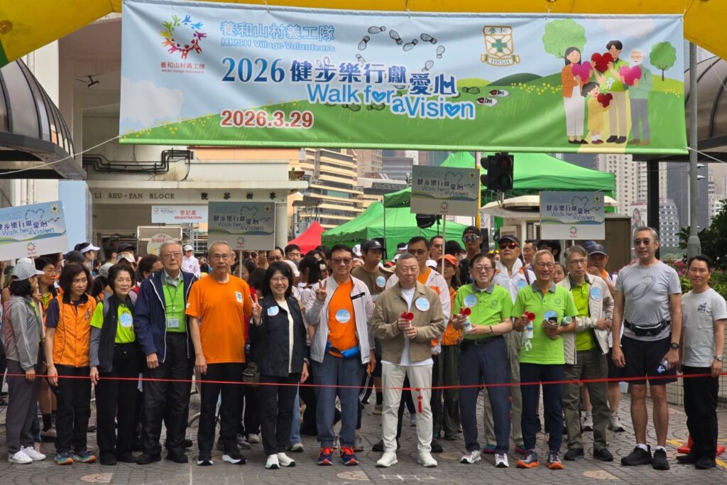 清晨去球場的路上，他順手停車，載了兩位步履不便的長者一程；那次偶遇，讓高錕慈善基金會董事｜唐世煌（Alan）與高錕教授夫婦結下緣分，這段緣分後來更延伸至獲邀出席瑞典的諾貝爾物理學獎頒獎典禮，也把他帶進一段延續多年的公益同行。