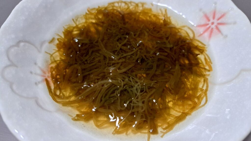 沖繩《もずくMozuku》在日本國內很受歡迎，是沖繩長壽食材之一。產量為日本之冠，佔總產量的98%。