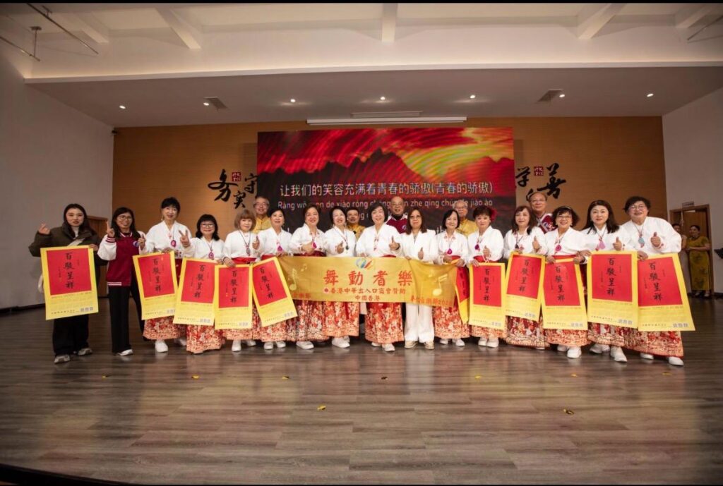 三月的奉化市，桃花把春天開得熱烈；而外應村的文化禮堂，則被另一種「熱」填得滿滿——掌聲、跟唱、拍子、笑聲，還有一種久違的親切感。那晚的主角，不是遠道而來的明星，而是一群從香港出發的退休人士：他們自費、業餘，平均年齡過花甲，仍然把排練當正事，把舞台當承諾，把交流當使命。他們的名字叫「舞動耆樂」。