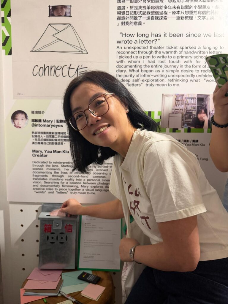 如果要用一句話形容香港浸信會聯會小學陳潔瑩副校長的教育觀,那大概是「以人為本,授人以漁」。她深信教育不只是一份工作,更是一份生命呼召:學效耶穌,成為一位「僕人領袖」,先接納、先陪伴,然後才談方法與成績。回首當初,她笑言兒時曾在老師與護士之間抉擇,長大後雖因怕血而放下了護士夢,卻將那份「照顧人的溫柔心意」帶進了教育路——陪伴孩子成長,與家長並肩同行。她相信,孩子離開校園時最珍貴的行李,不是分數,而是能一生受用的核心價值與學習工具。