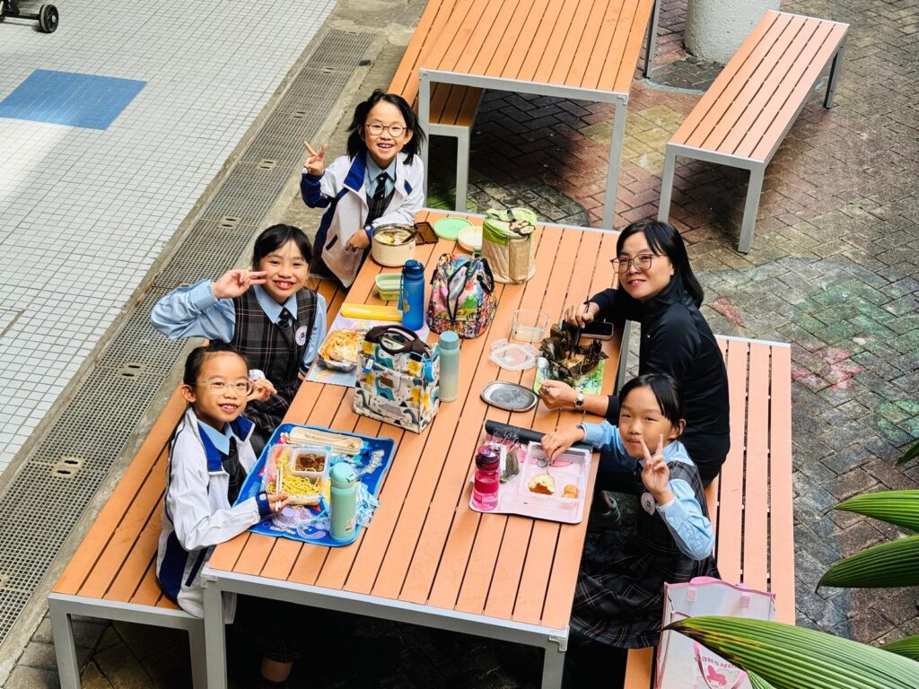 如果要用一句話形容香港浸信會聯會小學陳潔瑩副校長的教育觀,那大概是「以人為本,授人以漁」。她深信教育不只是一份工作,更是一份生命呼召:學效耶穌,成為一位「僕人領袖」,先接納、先陪伴,然後才談方法與成績。回首當初,她笑言兒時曾在老師與護士之間抉擇,長大後雖因怕血而放下了護士夢,卻將那份「照顧人的溫柔心意」帶進了教育路——陪伴孩子成長,與家長並肩同行。她相信,孩子離開校園時最珍貴的行李,不是分數,而是能一生受用的核心價值與學習工具。
