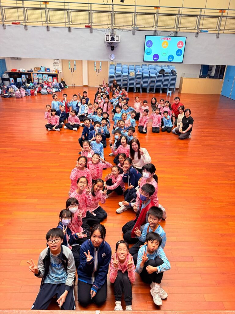 如果要用一句話形容香港浸信會聯會小學陳潔瑩副校長的教育觀,那大概是「以人為本,授人以漁」。她深信教育不只是一份工作,更是一份生命呼召:學效耶穌,成為一位「僕人領袖」,先接納、先陪伴,然後才談方法與成績。回首當初,她笑言兒時曾在老師與護士之間抉擇,長大後雖因怕血而放下了護士夢,卻將那份「照顧人的溫柔心意」帶進了教育路——陪伴孩子成長,與家長並肩同行。她相信,孩子離開校園時最珍貴的行李,不是分數,而是能一生受用的核心價值與學習工具。