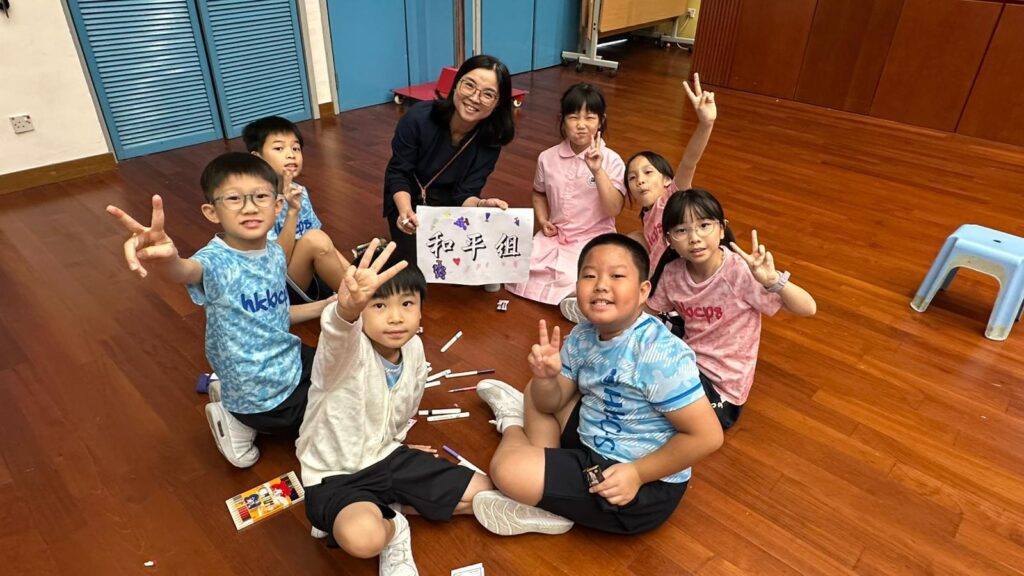 如果要用一句話形容香港浸信會聯會小學陳潔瑩副校長的教育觀,那大概是「以人為本,授人以漁」。她深信教育不只是一份工作,更是一份生命呼召:學效耶穌,成為一位「僕人領袖」,先接納、先陪伴,然後才談方法與成績。回首當初,她笑言兒時曾在老師與護士之間抉擇,長大後雖因怕血而放下了護士夢,卻將那份「照顧人的溫柔心意」帶進了教育路——陪伴孩子成長,與家長並肩同行。她相信,孩子離開校園時最珍貴的行李,不是分數,而是能一生受用的核心價值與學習工具。