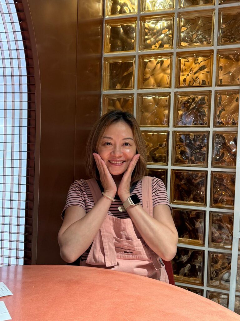 她不是來講一個「逆轉勝」的故事,而是把一段很多人聽了會沉默的經歷,原原本本地說出來:破碎家庭、13歲開始學壞與吸毒、21歲因藏毒入獄、監獄來回四次、抑鬱到在獄中自殺未遂;也說到她如何在最低谷遇見福音、如何一次次掙扎、仍有反覆,最後才走進戒毒、重新學習愛與被愛。