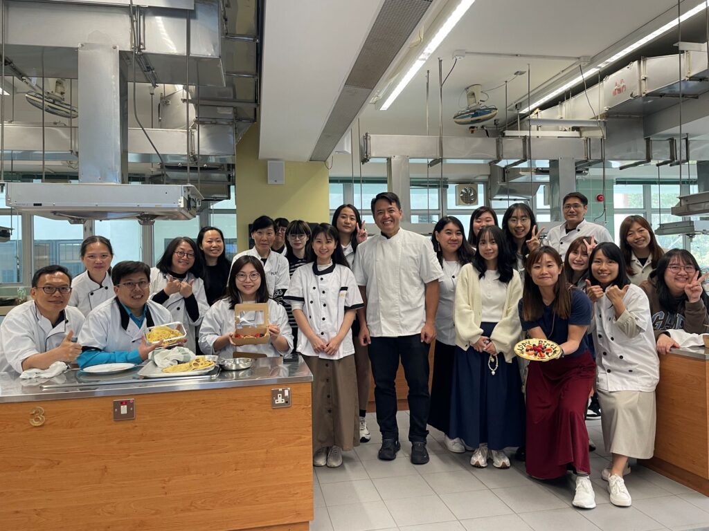 保良局羅氏基金中學|周思仁老師(Francis)在談教育時,經常把焦點放回課室與團體的日常:學生怎樣學、怎樣與人相處、遇到挫折時怎樣再出發。他的教學與童軍工作橫跨多年,處理過不同能力、不同性格、也有不同需要的孩子;在制度與世代轉變之間,他見過一些人因為長期被肯定而逐步停止學習,也見過一些被忽略的學生在有人願意接住之後,慢慢把自己重新放回群體之中。基於這些經驗,他把教育的重心放在兩件事:一是讓學生建立持續學習的動機與方法,願意更新自己對世界的理解;二是在童軍的隊伍生活裡,透過制度與同伴文化,讓不擅長融入的孩子也能有位置、有任務、有被點名參與的機會,並在日常互動中學會與人同行。
