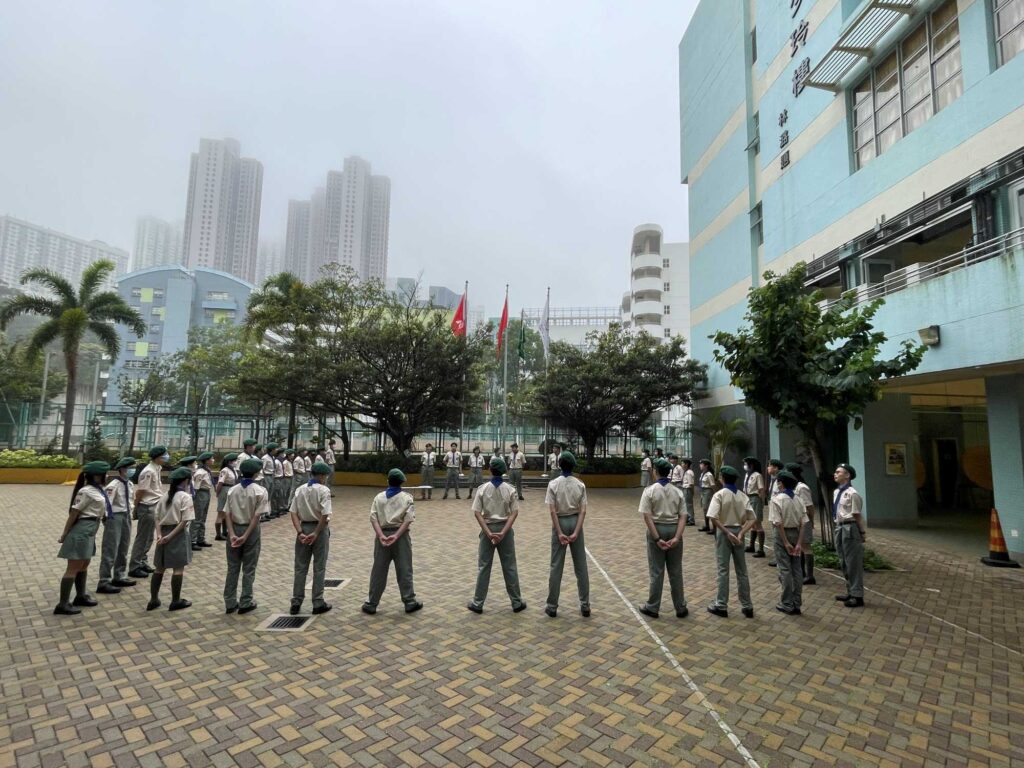 保良局羅氏基金中學|周思仁老師(Francis)在談教育時,經常把焦點放回課室與團體的日常:學生怎樣學、怎樣與人相處、遇到挫折時怎樣再出發。他的教學與童軍工作橫跨多年,處理過不同能力、不同性格、也有不同需要的孩子;在制度與世代轉變之間,他見過一些人因為長期被肯定而逐步停止學習,也見過一些被忽略的學生在有人願意接住之後,慢慢把自己重新放回群體之中。基於這些經驗,他把教育的重心放在兩件事:一是讓學生建立持續學習的動機與方法,願意更新自己對世界的理解;二是在童軍的隊伍生活裡,透過制度與同伴文化,讓不擅長融入的孩子也能有位置、有任務、有被點名參與的機會,並在日常互動中學會與人同行。