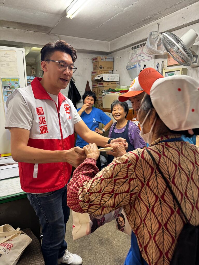 很多人認識葛兆源議員,是因為他在地區工作;但他說,自己一開始並不是「讀書好叻」的那種人。年少時也只是普普通通的青年人,上學放學、照著日子走。正因如此,他更相信:人的價值不一定靠成績去證明,反而可以靠時間、靠實幹、靠對人的那份心,一點一滴累積出來。這份「靠做出來」的信念,後來成了他投身地區服務的底色——不求一鳴驚人,但求每天都能更貼近居民一步,替他們把一件件小事處理好。