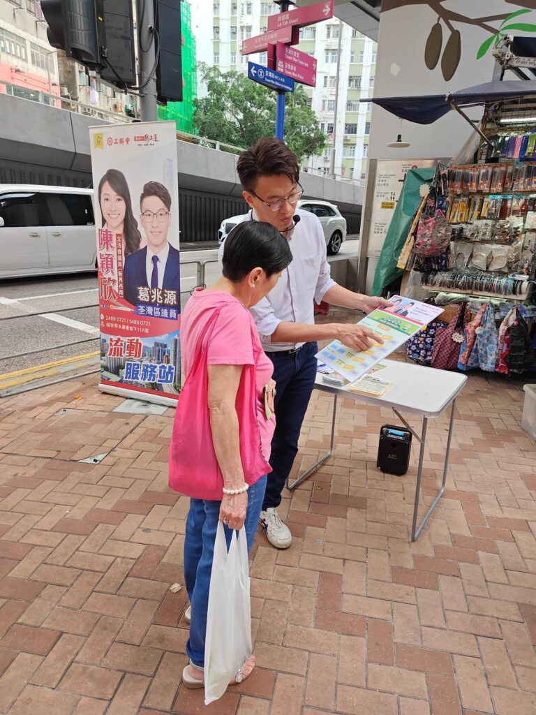很多人認識葛兆源議員,是因為他在地區工作;但他說,自己一開始並不是「讀書好叻」的那種人。年少時也只是普普通通的青年人,上學放學、照著日子走。正因如此,他更相信:人的價值不一定靠成績去證明,反而可以靠時間、靠實幹、靠對人的那份心,一點一滴累積出來。這份「靠做出來」的信念,後來成了他投身地區服務的底色——不求一鳴驚人,但求每天都能更貼近居民一步,替他們把一件件小事處理好。