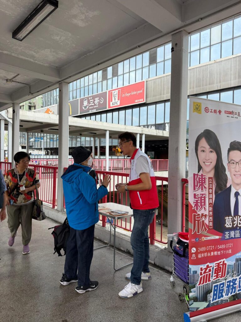 很多人認識葛兆源議員,是因為他在地區工作;但他說,自己一開始並不是「讀書好叻」的那種人。年少時也只是普普通通的青年人,上學放學、照著日子走。正因如此,他更相信:人的價值不一定靠成績去證明,反而可以靠時間、靠實幹、靠對人的那份心,一點一滴累積出來。這份「靠做出來」的信念,後來成了他投身地區服務的底色——不求一鳴驚人,但求每天都能更貼近居民一步,替他們把一件件小事處理好。