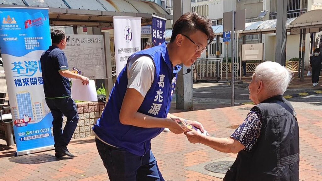 很多人認識葛兆源議員,是因為他在地區工作;但他說,自己一開始並不是「讀書好叻」的那種人。年少時也只是普普通通的青年人,上學放學、照著日子走。正因如此,他更相信:人的價值不一定靠成績去證明,反而可以靠時間、靠實幹、靠對人的那份心,一點一滴累積出來。這份「靠做出來」的信念,後來成了他投身地區服務的底色——不求一鳴驚人,但求每天都能更貼近居民一步,替他們把一件件小事處理好。