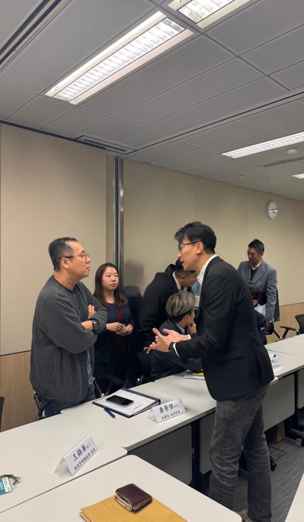 很多人認識葛兆源議員,是因為他在地區工作;但他說,自己一開始並不是「讀書好叻」的那種人。年少時也只是普普通通的青年人,上學放學、照著日子走。正因如此,他更相信:人的價值不一定靠成績去證明,反而可以靠時間、靠實幹、靠對人的那份心,一點一滴累積出來。這份「靠做出來」的信念,後來成了他投身地區服務的底色——不求一鳴驚人,但求每天都能更貼近居民一步,替他們把一件件小事處理好。