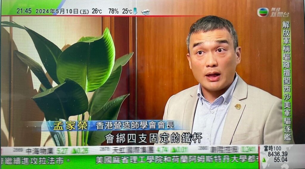在建築業裡,動輒上億的工程從來不是「膽大」就能成事;真正讓人信服的,往往是一個人長年累積的口碑、人脈與專業判斷。孟家榮Terence的故事正是從這裡展開:他曾是讀書懶散、成績長期不好、會考後無法升學的少年,卻在踏入行業後重新找到節奏,從前線一步步做到管理層,最終在疫情與行業低潮交疊之際,沒有選擇安穩離場,而是把方向盤握回自己手上走上創業之路。這篇文章要寫的,不是「一夜翻身」,而是一個人如何靠長期累積的信譽與關係、以及遇事先想辦法而非先拒絕的態度,把原本狹窄的人生路走寬。