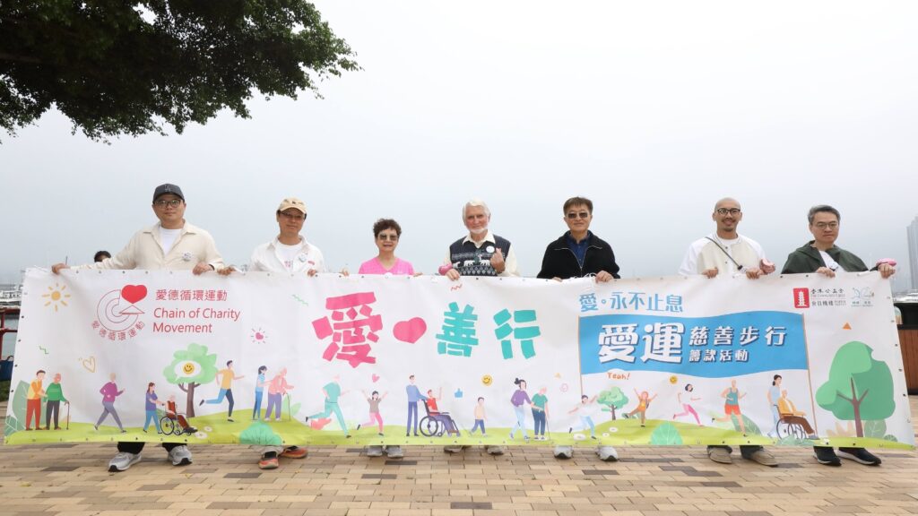 在很多人眼中,七十歲以後的人生像是慢慢退場;但在 愛德循環運動主席 盧詠玲身上,我們看見的卻是另一種節奏,她更貼地、更靠近人、更願意把時間留給需要的人。她說自己其實沒有「退休」這兩個字:她一直喜歡工作,也一直在路上。只是這段路,後來被一份召喚牽引,走進了義工服務的世界,並一步一步走到今天的主席位置。