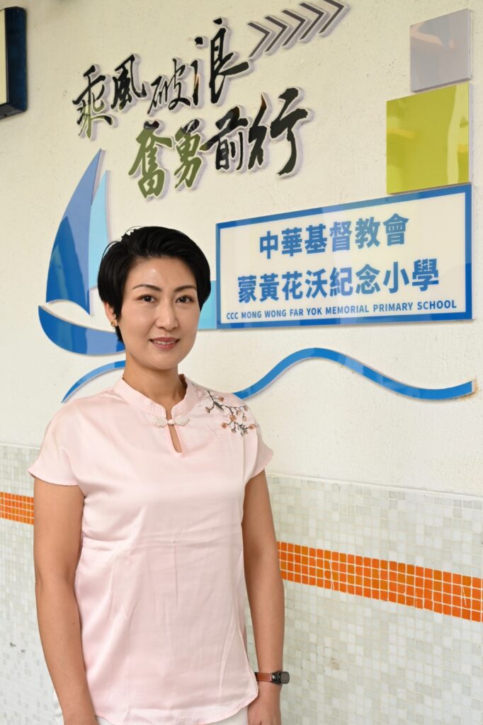 在成績、競爭與科技浪潮交織的今天,學校很容易被量化成一張張排名表、一項項指標;但中華基督教會蒙黃花沃紀念小學 鄭家寶校長更在意的,始終是孩子在校園裡是否被看見、被理解、被好好帶著走。她不把教育說得宏大,反而用許多具體而溫柔的做法,把抽象理念落回日常:讓學生參與、讓家長同行、讓不同能力的孩子都有舞台;同時也不迴避時代轉向,推動航天與AI等學習,教孩子擁抱新工具、卻不把思考外判。對她而言,教育不是把每個孩子推進同一條軌道,而是在每一次選擇與安排之中,反覆確認一件事——這樣,是否對孩子最好。