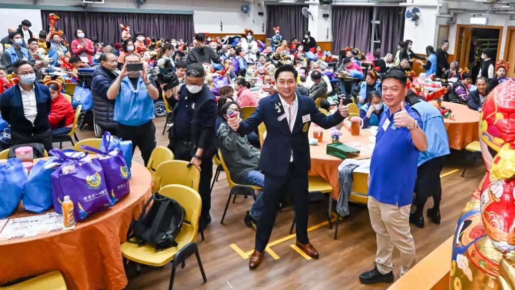 有些人做公益，靠的是一時熱血；也有人把公益活成一種習慣——不張揚、不講排場，但每一步都落在最需要的地方。這次專訪，我們走近香港東方瑞龍獅子會創會會長葉文龍師傅：從支援基層孩子走上舞台找回自信、到醫療車義診送藥的長線陪伴；從帶邊緣青少年在運動中學會自律與自保、到在突發事件中走到前線煮飯送餐。葉文龍師傅相信，社會的缺口不會只靠某一種力量補上；真正能撐起城市溫度的，是一群人願意持續把時間、資源與雙手交出來——讓善意不止停留在口號，而是具體地抵達每一個需要被看見的人。