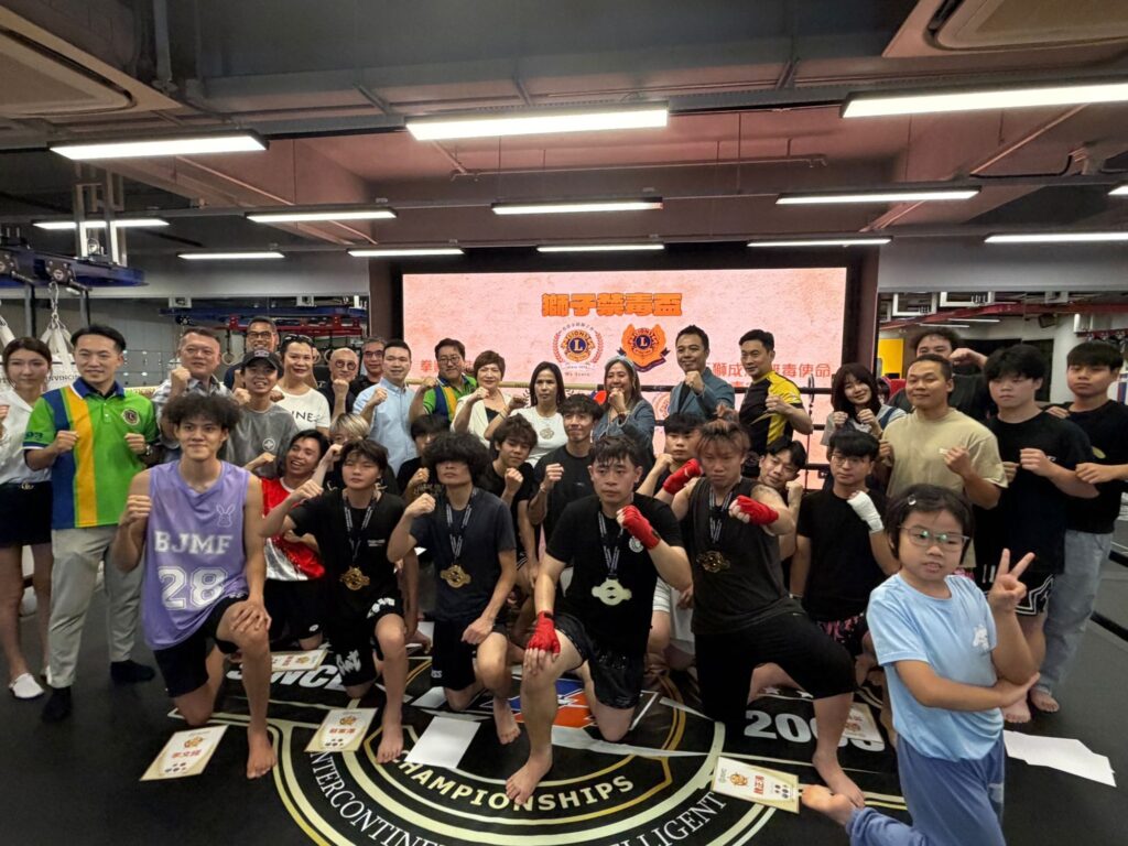 有些人做公益，靠的是一時熱血；也有人把公益活成一種習慣——不張揚、不講排場，但每一步都落在最需要的地方。這次專訪，我們走近香港東方瑞龍獅子會創會會長葉文龍師傅：從支援基層孩子走上舞台找回自信、到醫療車義診送藥的長線陪伴；從帶邊緣青少年在運動中學會自律與自保、到在突發事件中走到前線煮飯送餐。葉文龍師傅相信，社會的缺口不會只靠某一種力量補上；真正能撐起城市溫度的，是一群人願意持續把時間、資源與雙手交出來——讓善意不止停留在口號，而是具體地抵達每一個需要被看見的人。